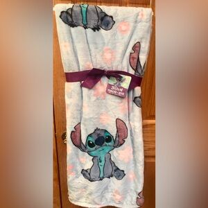 Disney Stitch Throw• Jete